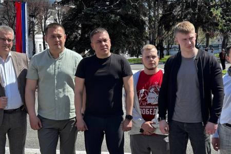 Ульяновские коммунисты во главе с сенатором Российской Федерации Айратом Гибатдиновым возложили цветы к памятнику Карлу Марксу