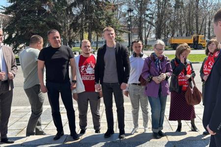 Ульяновские коммунисты во главе с сенатором Российской Федерации Айратом Гибатдиновым возложили цветы к памятнику Карлу Марксу