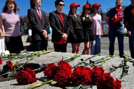 Ульяновские коммунисты во главе с сенатором Российской Федерации Айратом Гибатдиновым возложили цветы к памятнику Карлу Марксу