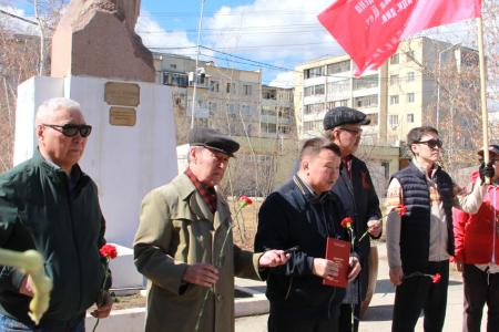 Нет — глумлению над памятником К. Марксу и одноименным сквером! Коммунисты Якутии провели субботник и митинг, посвященные 208-й годовщине со дня рождения основоположника научного коммунизма