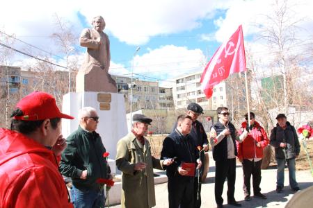 Нет — глумлению над памятником К. Марксу и одноименным сквером! Коммунисты Якутии провели субботник и митинг, посвященные 208-й годовщине со дня рождения основоположника научного коммунизма