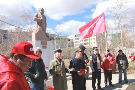 Нет — глумлению над памятником К. Марксу и одноименным сквером! Коммунисты Якутии провели субботник и митинг, посвященные 208-й годовщине со дня рождения основоположника научного коммунизма