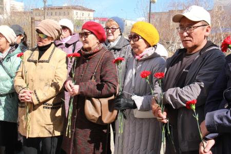 Нет — глумлению над памятником К. Марксу и одноименным сквером! Коммунисты Якутии провели субботник и митинг, посвященные 208-й годовщине со дня рождения основоположника научного коммунизма