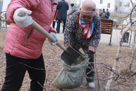 Нет — глумлению над памятником К. Марксу и одноименным сквером! Коммунисты Якутии провели субботник и митинг, посвященные 208-й годовщине со дня рождения основоположника научного коммунизма