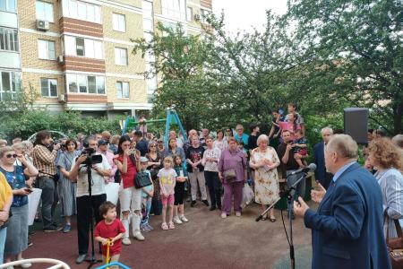 Москва. Капитализм против зеленых легких: как сотни жителей Преображенского вышли на встречу с депутатом Обуховым, чтобы спасти свой район от бетонного катка
