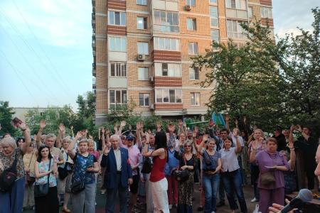 Москва. Капитализм против зеленых легких: как сотни жителей Преображенского вышли на встречу с депутатом Обуховым, чтобы спасти свой район от бетонного катка