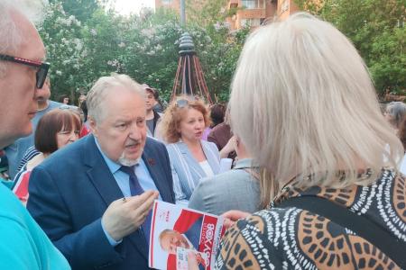Москва. Капитализм против зеленых легких: как сотни жителей Преображенского вышли на встречу с депутатом Обуховым, чтобы спасти свой район от бетонного катка