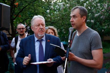 Москва. Капитализм против зеленых легких: как сотни жителей Преображенского вышли на встречу с депутатом Обуховым, чтобы спасти свой район от бетонного катка