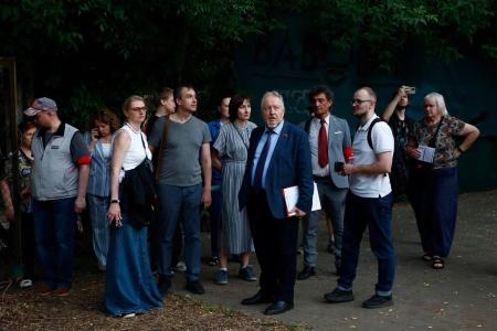 Москва. Капитализм против зеленых легких: как сотни жителей Преображенского вышли на встречу с депутатом Обуховым, чтобы спасти свой район от бетонного катка