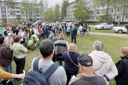 Олег Лебедев продолжает проводить массовые встречи с жителями Великого Новгорода