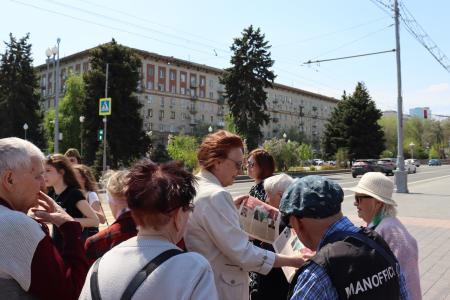 Коммунисты города-героя Сталинграда встречают День Победы вместе с волгоградцами