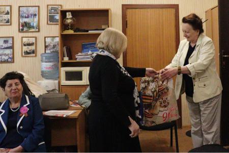 Накануне Великой Победы волгоградские ветераны получили подарки и поздравления от коммунистов Сталинградского обкома КПРФ