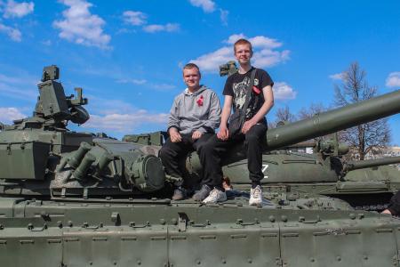 Воронежские депутаты от КПРФ организовали поездку студентов в Тульский государственный музей оружия