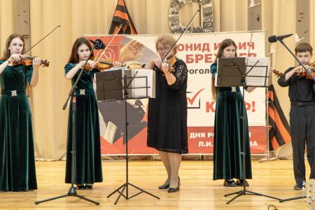 Курск. Н.Н. Иванов провел в Тазовском сельском Доме культуры Золотухинского района торжественное собрание - концерт