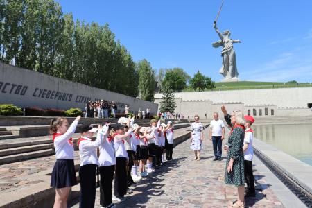 Волгоград. Заключительным ярким аккордом большого пионерского праздника стал торжественный прием в пионеры на Главной высоте России