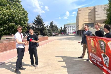 Краснодонский комсомол возложил цветы к могилам героев «Молодой Гвардии»