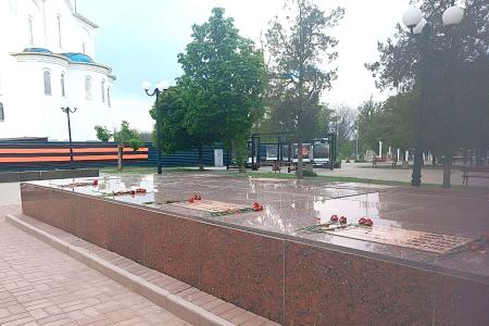 Краснодонский комсомол возложил цветы к могилам героев «Молодой Гвардии»