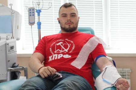 Комсомольцы Луганска сдали кровь пострадавшим в Старобельске