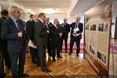 «Земля взывает к тишине...»: Выставка к вековому юбилею Егора Исаева открылась в стенах Госдумы
