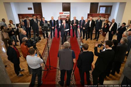 «Земля взывает к тишине...»: Выставка к вековому юбилею Егора Исаева открылась в стенах Госдумы