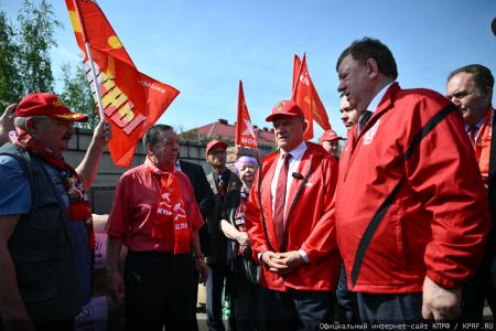 КПРФ - фронту. 14 мая отправлен 154-й гуманитарный конвой КПРФ