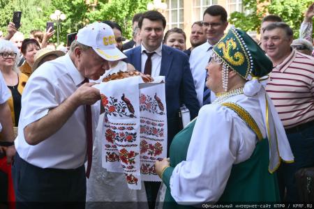 Под знаком пчелы — с Геннадием Зюгановым: экология, мёд и продовольственная безопасность