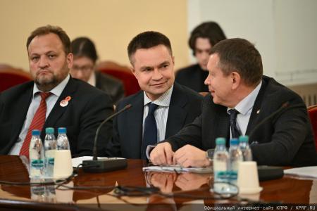 Долги «не от хорошей жизни»: на круглом столе КПРФ в Госдуме обсудили критическое состояние российской коммунальной системы