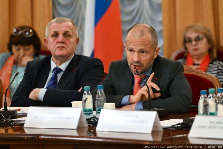 Долги «не от хорошей жизни»: на круглом столе КПРФ в Госдуме обсудили критическое состояние российской коммунальной системы