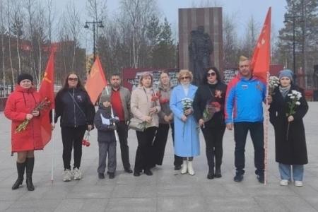 Ямальские коммунисты отпраздновали 81-ую годовщину Великой Победы под красными знаменами