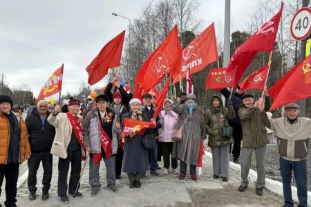 Ямальские коммунисты отпраздновали 81-ую годовщину Великой Победы под красными знаменами