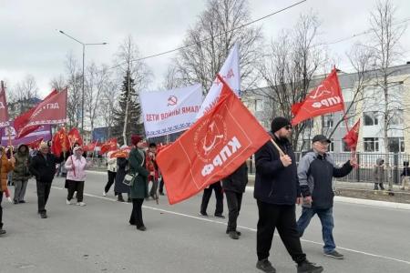 Ямальские коммунисты отпраздновали 81-ую годовщину Великой Победы под красными знаменами