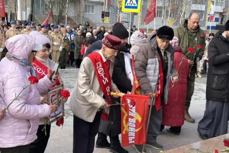 Ямальские коммунисты отпраздновали 81-ую годовщину Великой Победы под красными знаменами