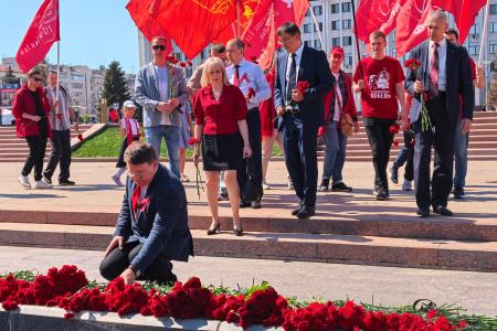 Самарская область. Депутаты-коммунисты регионального парламента возложили цветы к Вечному огню на площади Славы