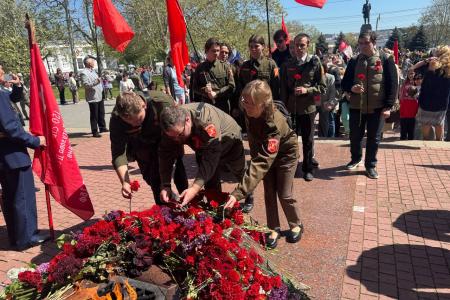 Коммунисты Севастополя отметили День Победы торжественным возложением цветов к Мемориалу героической обороны Севастополя 1941-1942 гг.
