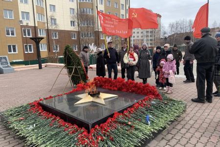 Ямальские коммунисты отпраздновали 81-ую годовщину Великой Победы под красными знаменами