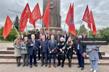 О.Н. Алимова во время визита в Калининградскую область совместно с депутатом Госдумы фракции КПРФ С.П. Обуховым возложили цветы к памятнику Михаилу Ивановичу Калинину