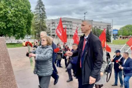 О.Н. Алимова во время визита в Калининградскую область совместно с депутатом Госдумы фракции КПРФ С.П. Обуховым возложили цветы к памятнику Михаилу Ивановичу Калинину