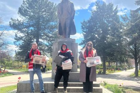 Молодежные агитбригады КПРФ распространяют спецвыпуск «Правды» на сельской части Кубани