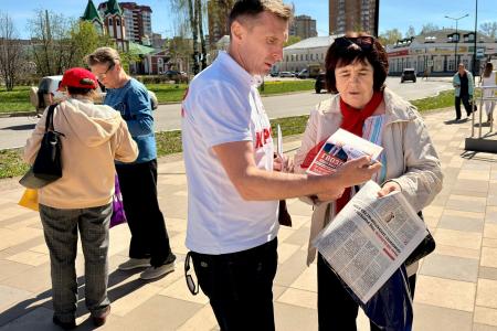 Лидер удмуртских коммунистов вместе со своими товарищами провел агитационный рейд по улицам города Глазов