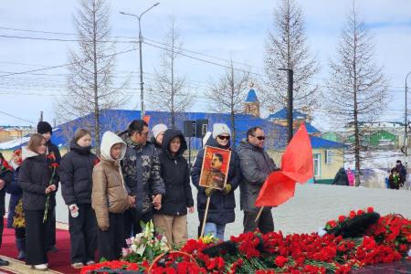 Ямальские коммунисты отпраздновали 81-ую годовщину Великой Победы под красными знаменами