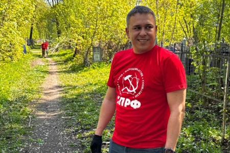 Предпраздничный субботник: ульяновские коммунисты привели в порядок могилы героев на Воскресенском некрополе