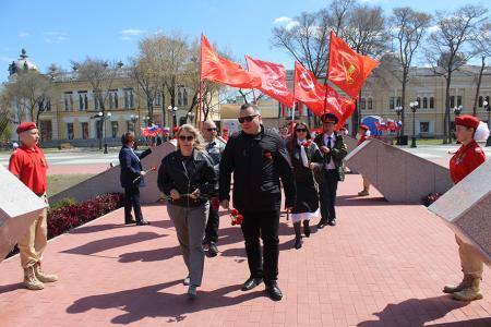 Амурская область. В Благовещенске коммунисты возложили цветы к Вечному Огню в честь 81-й годовщины Великой Победы