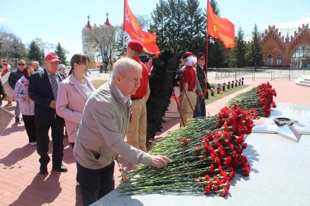 Амурская область. В Благовещенске коммунисты возложили цветы к Вечному Огню в честь 81-й годовщины Великой Победы