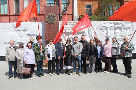Амурская область. В Благовещенске коммунисты возложили цветы к Вечному Огню в честь 81-й годовщины Великой Победы