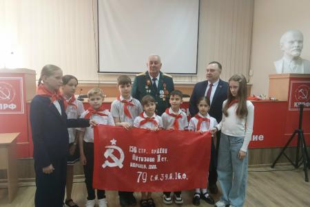 Крым. В Симферополе в здании КРО КПРФ состоялась торжественная линейка, посвящённая приёму школьников в ряды Пионерской организации