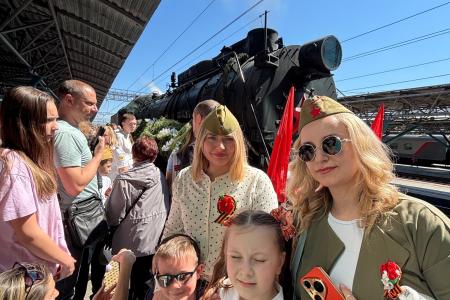 Представительницы Самарского регионального отделения ВЖС «Надежда России» встретили «Паровоз Победы»
