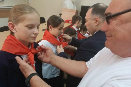Крым. В Симферополе в здании КРО КПРФ состоялась торжественная линейка, посвящённая приёму школьников в ряды Пионерской организации