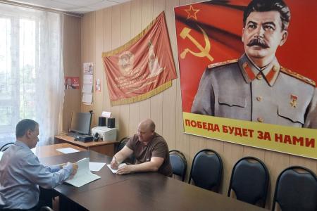 Саратовская область. Очередная копия Знамени Победы от балаковских коммунистов передана в зону СВО