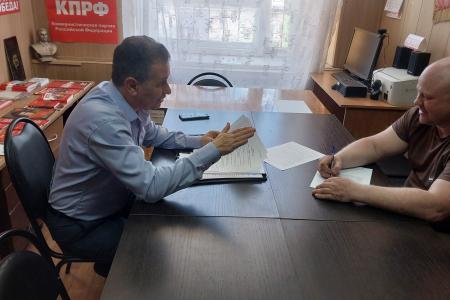 Саратовская область. Очередная копия Знамени Победы от балаковских коммунистов передана в зону СВО