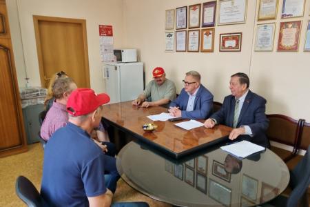 Руководитель фракции КПРФ в Мособлдуме Александр Наумов наградил волонтеров в Кашире